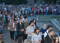 Студенти Уманського НУС разом із молоддю міста взяли участь у святковій свічковій ході, яка завершилася покладанням запалених лампадок до підніжжя Обеліска Слави